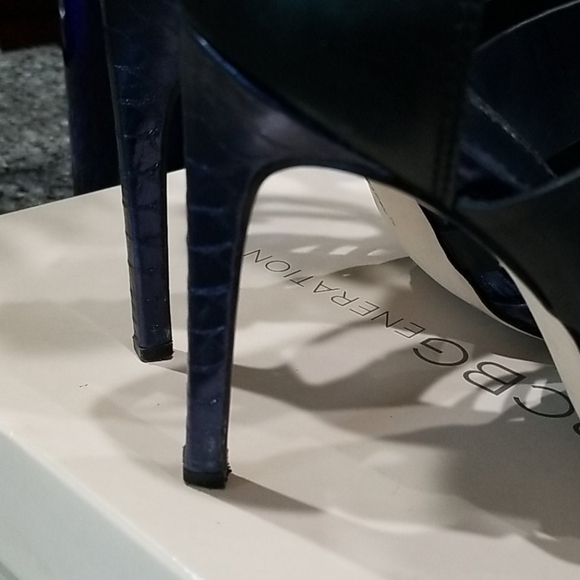 BCBG (navy blue snake skin and black pump) - Picture 4 of 12